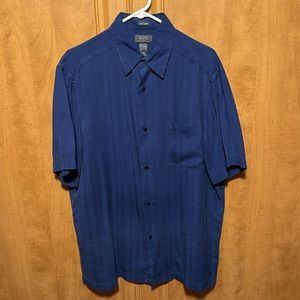 Men’s large button up short sleeved collared shirt